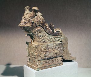 Ritual &39;kuang&39; misturador de vinho em forma de monstro inscrito com &39;jih chi&39;, de Fufeng, Shaanxi, Western Chou Dynasty (bronze)